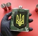 Подарунковий набір фляга з гравіюванням герб України та 4 чарками для військового ЗСУ 210 мл - зображення 3