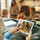 Цифрова фоторамка Frameo 10.1 дюймів 32Gb вбудованої пам'яті WiFi електронна рамка для фото додаток FRAMEO із сенсорним екраном 1280x800 HD IPS біла - зображення 13