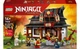 Конструктор LEGO Ковальня «Чотири зброї». 15-та річниця 1259 деталей (71858) - зображення 1