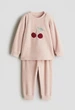 Пижама (кофта и штаны) флисовая розовая черешни H&M 104см (400012365) - изображение 1