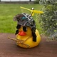 Декоративная резиновая желтая утка для автомобиля на панель приборов в камуфляжном шлеме с декоративным оружием - изображение 3