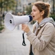 Громкоговоритель ручной на аккумуляторе с Bluetooth и диктофоном Handheld Megaphone, портативный рупор мегафон со складывающейся ручкой для улицы, митингов, экскурсий, концертов Бело-синий, HM-135BT-White/Blue - изображение 1