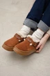 Женские короткие зимние угги PARADIZE SHOES из рыжей замши с пряжками и белой меховой опушкой на высокой подошве 37 размер (стелька 24,1 см) - изображение 4