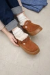 Женские короткие зимние угги PARADIZE SHOES из рыжей замши с пряжками и белой меховой опушкой на высокой подошве 37 размер (стелька 24,1 см) - изображение 5
