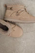 Жіночі короткі зимові уггі PARADIZE SHOES із світло-бежевої замші зі шнурівкою та хутряною опушкою на низькій підошві 36 розмір (устілка 23,4 см) - зображення 4