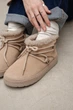 Жіночі короткі зимові уггі PARADIZE SHOES із світло-бежевої замші зі шнурівкою та хутряною опушкою на низькій підошві 36 розмір (устілка 23,4 см) - зображення 6