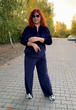 Велюровый женский костюм с прямыми брюками большого размера Синий, 64/66 - изображение 6