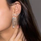 Сережки женские вечерние длинные со стразами серебристые 260131 - изображение 1