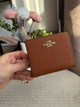 Гаманець Coach Snap Wallet In Signature Canvas коричневий натуральна шкіра + подарункове пакування - изображение 11