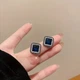 Неймовірно стильні сережки у вигляді ромбу з чинним каменем, виконанні у сріблі - зображення 2