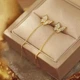 Изящные серьги гвоздики Бабочки с цепочками и камешками, цвет золото - изображение 1