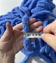 Товста плюшева пряжа для в'язання пледів, шапок і шкарпеток - м'яка, гіпоалергенна і дуже приємна на дотик (товщина нитки 2 см) (240г/24м). Підходить для в'язання руками без спиць, великою в'язкою та для початківців. - зображення 2
