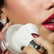 Подвійна пудра (розсипчаста і компактна) з пензлем Kiko Milano Snow-Kissed Holiday My Setting Duo Face Powder 18.5 г - изображение 6