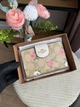 Гаманець Coach Snap Wallet In Signature Canvas бежевий рожевий rвіточки сердечка білий натуральна шкіра + подарункове пакування - изображение 2