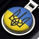 Металевий брелок з Тризубом на синьо-жовтому фоні у подарунковій коробці - зображення 2