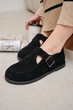 Жіночі замшеві туфлі PARADIZE SHOES чорного кольору з пряжкою-регулятором збоку 40 розмір (устілка 26,6 см) - зображення 5