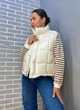 Жилетка женская Lady Yep 9039 стеганная короткая вставка из экокожи на спине 46 молочная - изображение 5