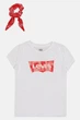 Дитяча футболка Levi's з гумкою для волосся 1159855309 (Білий XL) на зріст 155-159 см - зображення 1