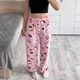 Плюшевые пижамные брюки Hello Kitty в розовом цвете с помадами— Теплые женские домашние брюки из флиса, розовые брюки для сна и отдыха в стиле Y2K S - изображение 1