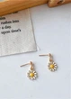 Сережки женские с маленькими ромашками Fashion Jewelry Золотистие 19935 - изображение 6
