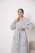 Жіночий в'язаний кардиган з поясом сiрого кольору 36956 One Size - зображення 3