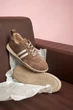 Демисезонные кроссовки PARADIZE SHOES замшевые темно-бежевого цвета с кожаными белыми элементами на двухцветной низкой подошве 40 размер (стелька 26,2 см) - изображение 5