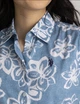 Женское платье-рубашка U.S. Polo Assn. из натурального поплина с нежным узором цветов — легкость летнего утра и безупречный стиль L синий с белым - изображение 4