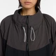 Женская серая ветровка New Balance NB Grey Color Block 42 (XL) (WJ61X2IFABR) - изображение 5