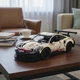 Конструктор Porsche Порше 911 GT3 RS з двигуном і пультом дистанційного керування 1580 дит Різнокольоровий (28577) - зображення 3