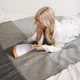 Плед из новозеландской шерсти FleeCozy (Геометрический Серый) 140х200 см - Стильная накидка с бахромой - изображение 2