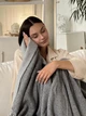 Плед из шерсти мериноса FleeCozy Двусторонний (Светло-серый / Графит) 140х200 см - Премиальная накидка в подарочной коробке - изображение 4