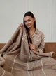Плед із новозеландської вовни FleeCozy (Біло-бежева клітинка) 140х200 см - Класична вовняна накидка - зображення 1