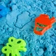 Великий набір кінетичного піску Kinetic Sand 2 кг з надувною пісочницею та формочками - зображення 2