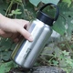 Туристична пляшка для води з нержавіючої сталі Tomshoo 1050 мл для походу туризму з неопреновим чохлом - зображення 6
