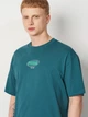 Футболка хлопковая длинная мужская Puma Essentials Graphics 69202341 2XL Emerald Ice с принтом (4069161732553) - изображение 4