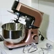 Многофункциональная кухонная машина Grunhelm GKM0021G Планетарный миксер-тестомес 3в1 Кухонный комбайн с мясорубкой и блендером 1800Вт розового цвета - изображение 3