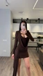 Стильное платье женское праздничное мини с декольте однотонное 42-44 шоколадное (коричневое) - изображение 8
