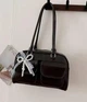 Сумка чорна в корейському стилі з брелком і двома ручками красива сумочка з прикрасою универсальна на кожен день - зображення 6