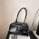 Сумка чорна в корейському стилі з брелком і двома ручками красива сумочка з прикрасою универсальна на кожен день - зображення 7