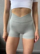 Спортивные женские короткие шорты Soft SQ с перекрестным поясом и эффектом push up для фитнеса, йоги, танцев Бесшовные с утяжкой Однотонные M Светло-серые (SQSH09M) - изображение 7