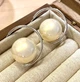 Женские сережки кольца с бусинами 3.5 см jewelry Серебристые Белые - изображение 4