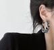 Женские сережки акриловые jewelry Черно-белые - изображение 4