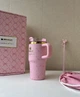 Термокружка Stanley 1913 x LoveShackFancy Baby Bow – Pink Peppermint® H2.0 FlowState™ Tumbler | 20 OZ 591 мл в подарочной коробке розовый с бантиками - изображение 2