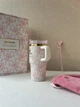 Термокружка Stanley 1913 x LoveShackFancy Coquette Bow – Chantilly® H2.0 FlowState™ Tumbler | 20 OZ 591 мл в подарочной коробке белый с розовым - изображение 2
