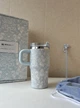 Термокружка Stanley 1913 x LoveShackFancy Toscana Toile – Alpine Blue® H2.0 FlowState™ Tumbler | 20 OZ 591 мл в подарочной коробке голубой с рисунком - изображение 3