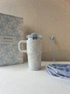 Термокружка Stanley 1913 x LoveShackFancy Coquette Bow – Winter Ice® H2.0 FlowState™ Tumbler | 20 OZ 591 мл в подарочной коробке белый с рисунком - изображение 3