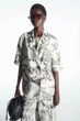 Блейзер жіночий COS botanical-print short-sleeved blazer 1229904001 36 Чорно-Бежевий - изображение 2