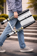 Телескопическая лестница 4.7 м алюминиевая складная до 150 кг с противоскользящими ступенями и опорами - изображение 8