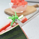 Ніж-слайсер SUNROZ Watermelon Slicer для кавуна та дині з нержавіючої сталі ручний різак для фруктів швидка нарізка рівними скибками кухонний інструмент для кавуна дині зручний пластиковий корпус легкий фруктовий слайсер - изображение 3