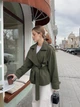 Жіночий тренч укорочений оливковий 42-46 4942/434 - зображення 2